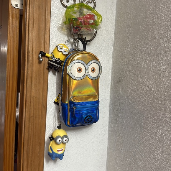 Minions lot= ✏️case bag+🔑⛓️